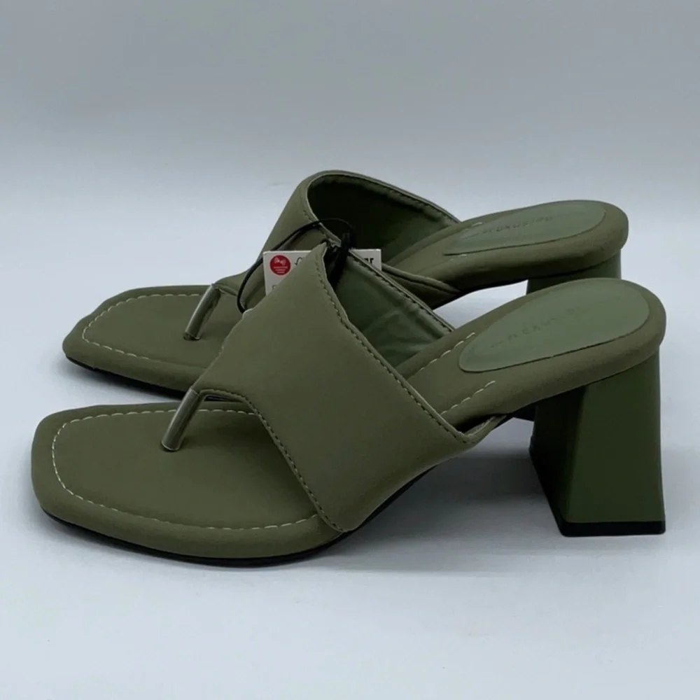 Bershka heeled toe post sandal in khaki - Picture 4 of 9